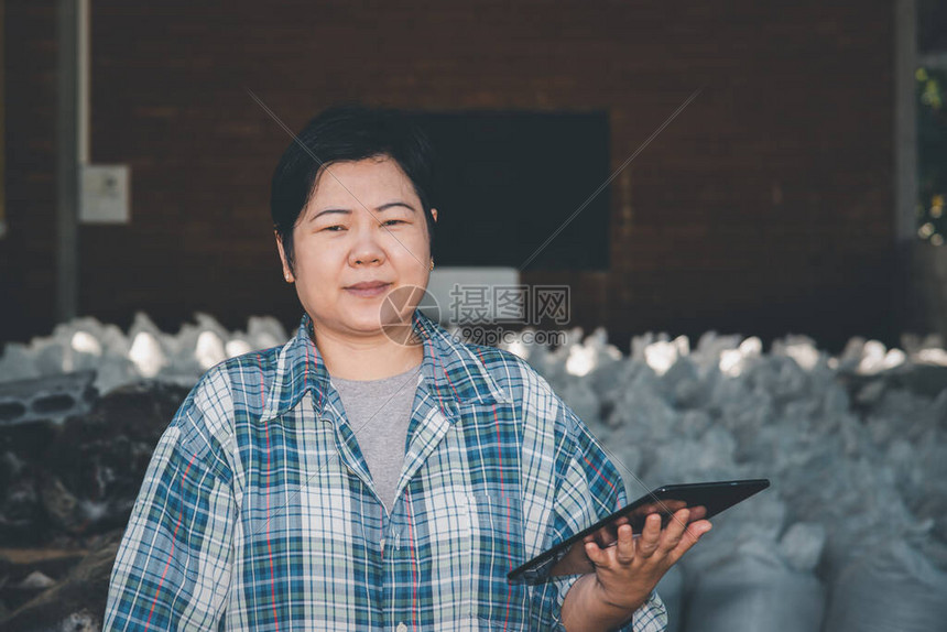 亚洲女聪明的农民学家很高兴在肥料堆肥厂使用有机肥料来自动物废的堆肥图片