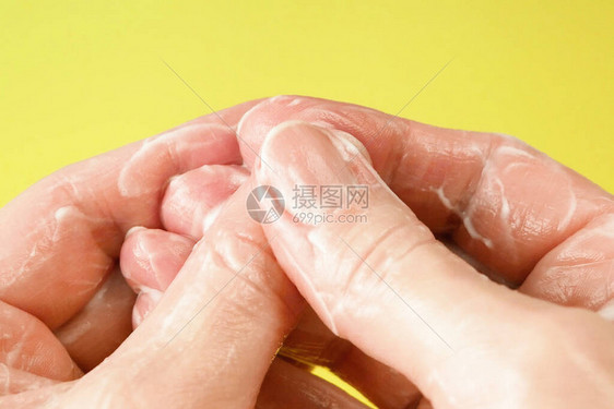 女手涂保湿化妆霜天鹅绒皮肤概念保湿和滋养手指甲皮肤概念图片