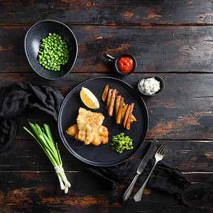 由炸鱼薯条糊梨豆和焦油酱组成的传统英国快餐热菜图片