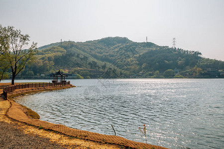 Geumgwang湖和韩国传统山丘图片