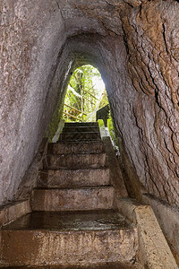 历史悠久的隧道刻在丛林中的岩石上一百年前荷兰人在印度尼西亚巴厘岛建造的岩石上的图片