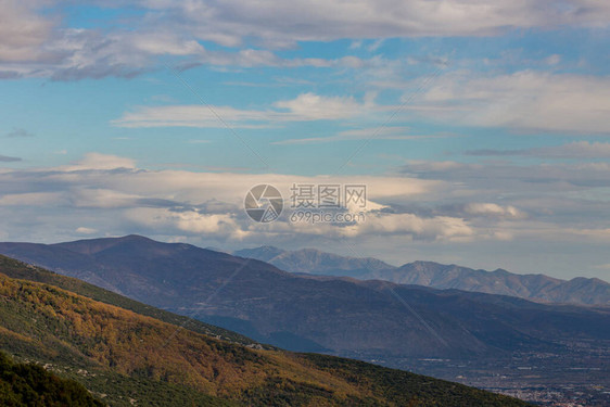 天空与美丽的浮白云和闪光山图片