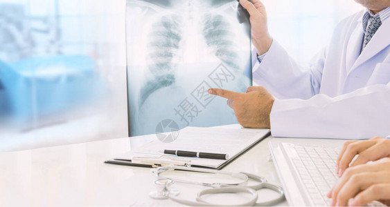 医生在手术室病人的肺部射线X光片上检查背景图片