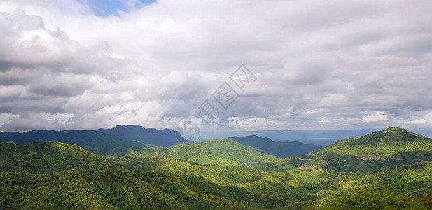 泰国碧差汶府考科KhaoKho的蓝天白云绿山美景图片