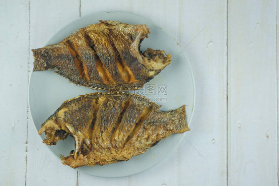 泰国食物深炸蒂拉皮亚鱼盘图片
