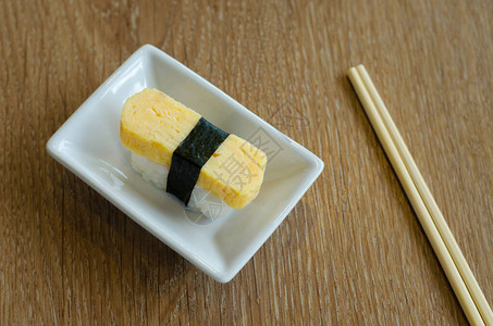 带筷子的甜蛋寿司图片