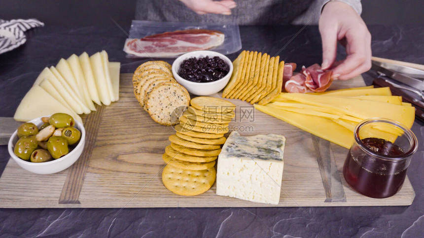 为一大块奶酪板在子上摆放美食奶酪图片