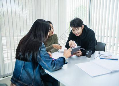 亚洲学生阅读书籍图片