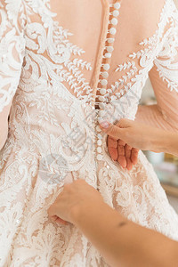 新娘礼服新娘的白色礼服帮助扣上女朋友新娘图片
