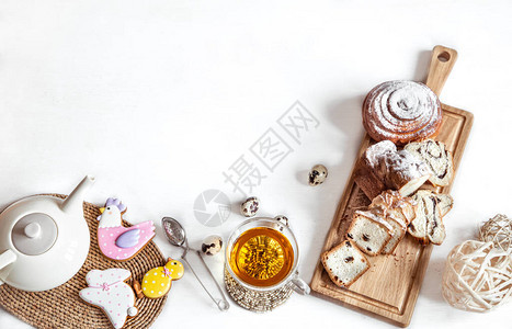 早餐或早午餐搭配美味的糕点和复活节饼干在节日餐桌上图片