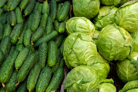 绿和卷心菜在市场窗口里切开蔬菜2021年检疫后图片