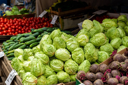 绿黄瓜和卷心菜在市场窗口里切开蔬菜2021年检疫后图片