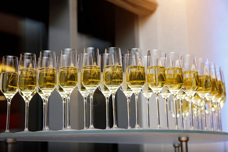 有很多酒杯和凉爽的美味香槟或者白葡萄酒在活动图片