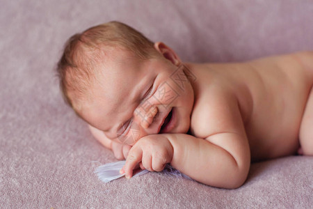 一个美丽的睡着的婴儿的特写镜头一个刚出生的女孩睡在毯子上一个美丽的7天大的新生女孩长着一图片