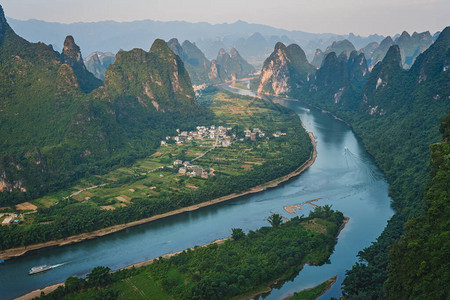 广西省永秀的美丽绿色潮湿和稠密喀什山地貌全背景图片