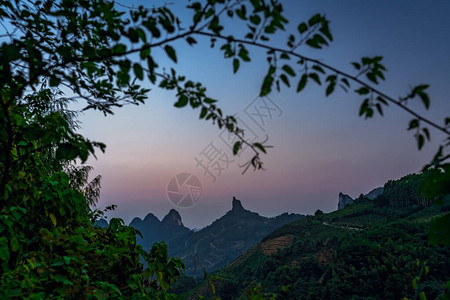 广西省永秀的美丽绿色潮湿和稠密喀克山脉风景之眼希雅贡山观背景图片