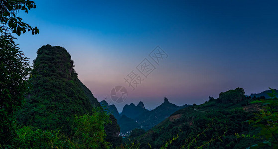 广西省永秀黄昏时的美丽绿色潮湿和稠密喀克山脉风景图片