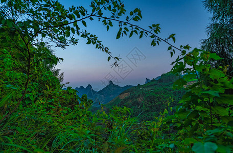 广西省永秀的美丽绿色潮湿和稠密喀克山脉风景之眼希雅贡山观背景图片