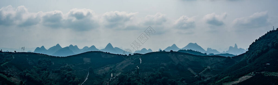 广西阳朔地区美丽的喀斯特山峰和山地景观全景图片