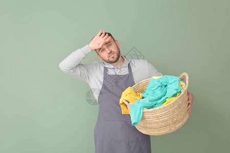 累了的男人在彩色背景上洗衣服图片