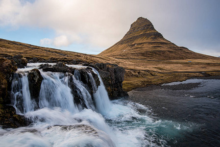 在冰岛斯奈费尔斯半岛的格伦达尔弗乔尔德克勒丘费尔山和Kirkjufellfo图片
