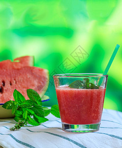 一杯草莓汁西瓜汁在桌子上的玻璃杯中背景