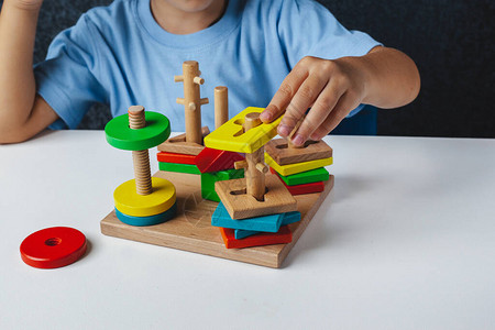 儿童木制玩具大脑半球间发育委员会孩子们的手特写儿童发育迟缓语言治疗师的木制迷宫蒙台图片