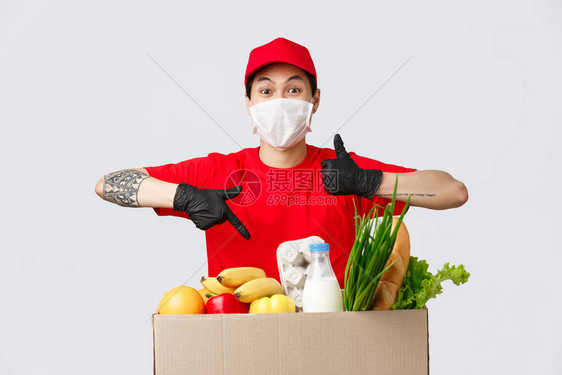 穿着红色制服戴着医用口罩和手套的魅力十足的送货员图片