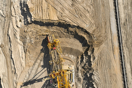 大型重设备机械开采自然资源空中观察用桶式轮挖掘机开采煤炭重工业单图片