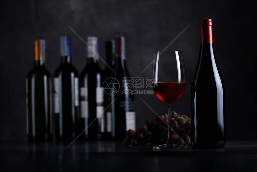 以及一瓶由红葡萄酿制的葡萄酒图片