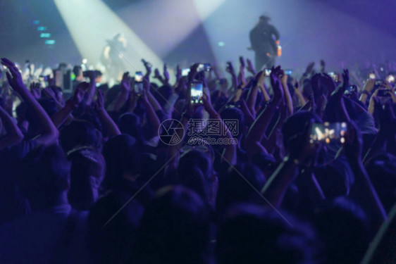 模糊音乐品牌在舞台上展示或音乐会现场和舞台上的散焦娱乐音会照明图片