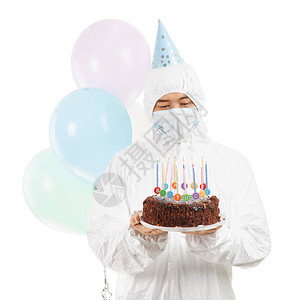 身穿生物危害西装和白底带生日蛋糕的亚洲男子流图片