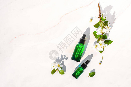 与草本成份的有机温泉化妆用品用于护肤的草本精华玻璃瓶中的天然化妆品图片