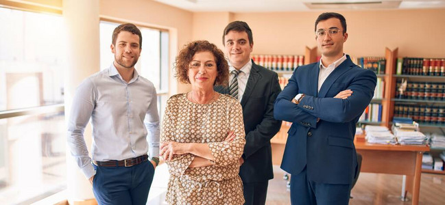 商业律师工作者在律师事务所办公室开会在工作场所从事财务战略的专业执行合伙人站立自图片