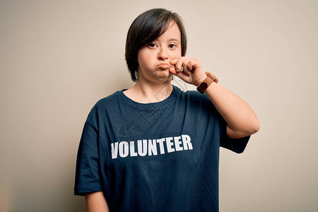 身穿社会关怀慈善T恤嘴唇和嘴唇的年轻综合症志愿者妇女图片