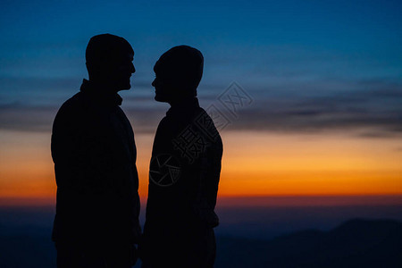 站在山地风景背的浪漫情侣图片