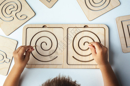 蒙台梭利儿童发展的木制游戏儿童木制玩具大脑半球间发育委员会孩子们的手特写图片