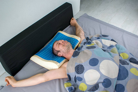 带着矫形枕头健康姿势概念具有记忆泡沫效果的乳胶枕头图片