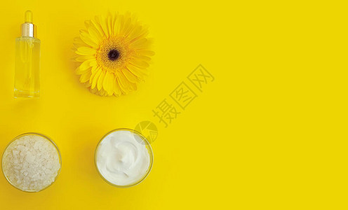 彩色背景上的奶油化妆品非洲菊花图片