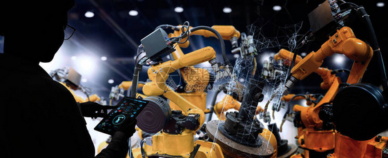 工厂女工业程师在智能工厂业中使用自动化机器人手臂机器进行实时监控系统软件图片