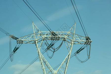 在高压电塔的电线上闭合并有图片