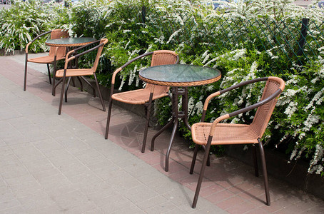 夏季街咖啡厅玻璃桌和棕色椅子在户外图片