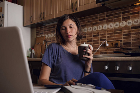 在家工作自我隔离在线学习理念亚洲女自由职业者讲座和在家厨房的笔记本电脑上工作锁定留在图片