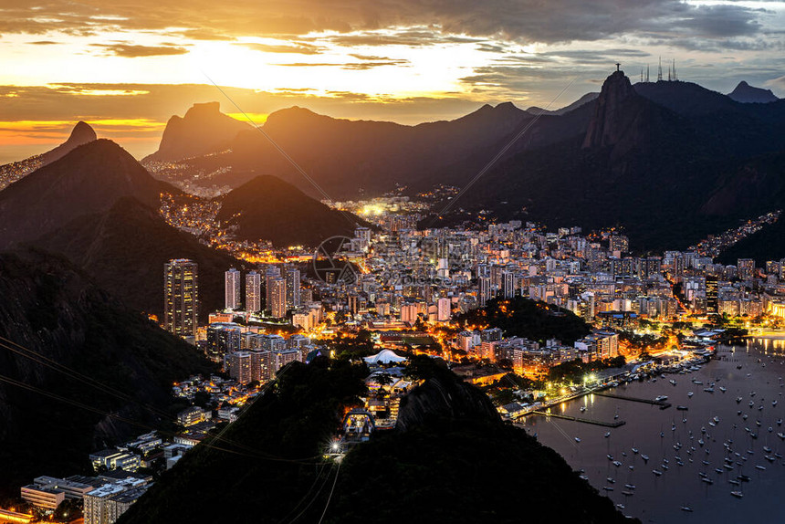 里约热内卢在黄昏时的全景甘蔗图片