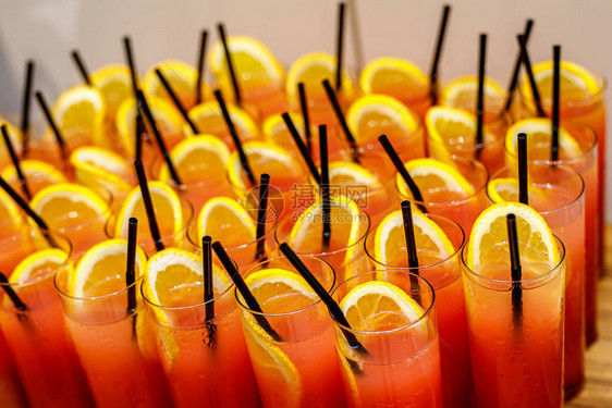 一排装在黑管玻璃管中的柑橘鸡尾酒图片