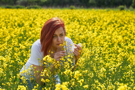 花粉和开花的过敏季节女孩图片