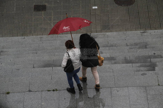 城里的雨天图片