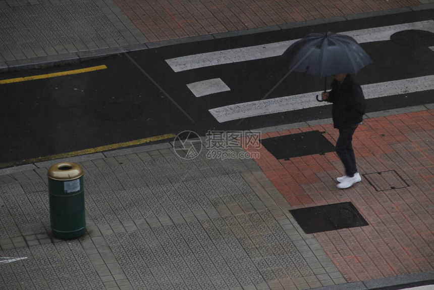 城里的雨天图片