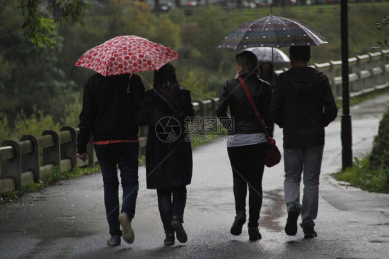 城里的雨天图片