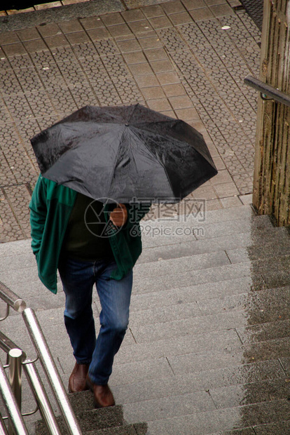 城里的雨天图片